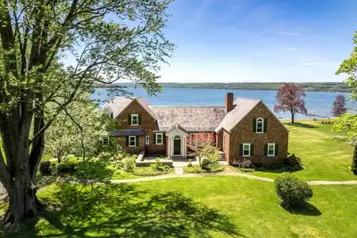 Image de Luxueuse maison au bord du lac Owasco avec plus de 200 pieds de W / F