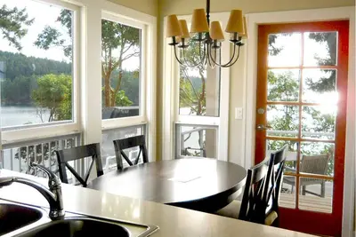 Image de Oceanfront Cottage à Otter Bay sur North Pender Island avec des vues spectaculaires