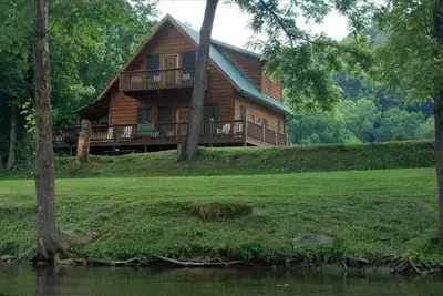 Image de «Fishin Hole Cabin» surplombant la «Little River» à Townsend, Tn appartenant à la famille