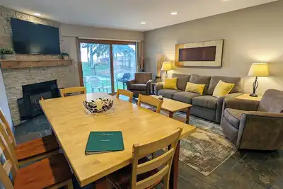 Image de Condo de luxe avec WiFi gratuit, parking, piscine chauffée, bains à remous, navette pour les skieurs