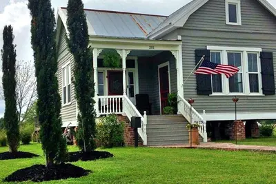 Image de Maison cajun du XIXe siècle avec beaucoup de charme et des équipements modernes!
