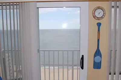 Image de Spectaculaire condo en bord de mer récemment rénové dans un emplacement privilégié sur la plage