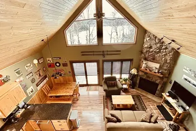 Image de Eh bien nommé villa au bord du lac avec sauna et jacuzzi en plein air!