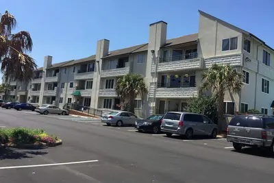 Image de Condo de luxe, emplacement de choix 1. 5 pâtés de maisons de l'océan, accès pour personnes à mobilité réduite