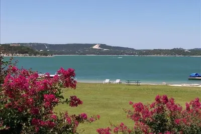 Image de Belle plage de Montina sur le lac Travis - Marchez jusqu'à l'eau!