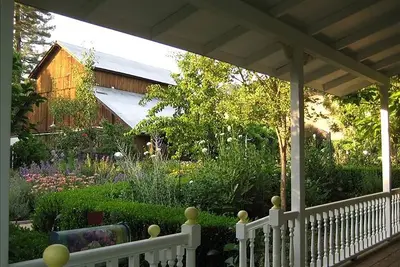 Image de Nest est notre adorable cottage de contes avec une vue imprenable sur le vignoble