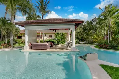 Image de Sanctuaire PRIVÉ De Bali-Style PRÈS Du Centre-Ville Avec Piscine, Gym, Palapa, Bbq & Maid