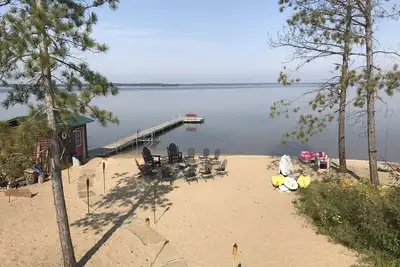 Image de Sugar Sand Beach & Cozy Cabin qui peut accueillir 10 sur le lac Pelican. Près de Crosslake
