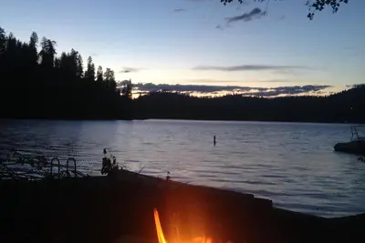Image de Cozy Waterfront Cabin w Beaux couchers de soleil au bord du lac!