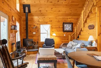 Image de Isolé, meublé, maison en bois rond, à proximité de nombreuses attractions des Adirondacks.