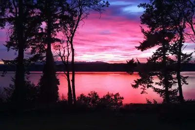 Image de Crabbin Cabin - comprend les couchers de soleil, le bateau de crabe, les casiers à crabe, le foyer, le bain à remous et. . .