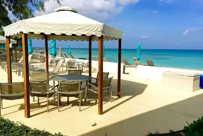Image de Spectaculaire Condo sur la plage, Seven Mile Beach - Rez de chaussée!