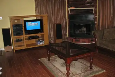 Image de Mountain Home abordable avec bain à remous réel proche de la nature.