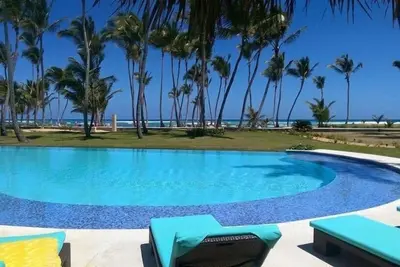 Image de Luxueux deux chambres, Ocean Condo avant avec plage privée tranquille