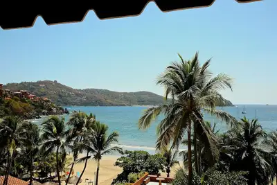 Image de 'Glorious Emplacement et vue sur simplement parfait' Condo 2 chambres face Ă la mer / plage