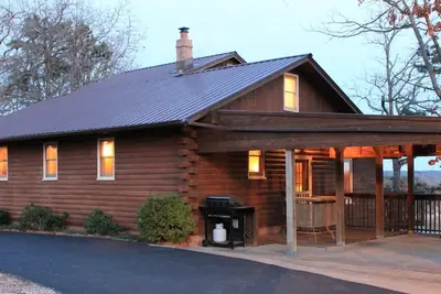 Image de Log Cabin - Awesome Panaromic Lakeview, Table de billard, Kids Loft, Great Location! h