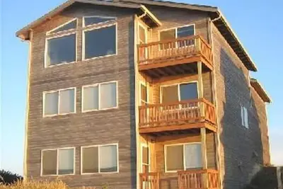 Image de Luxe 2, 800 Sf Tri-niveau avec une vue imprenable