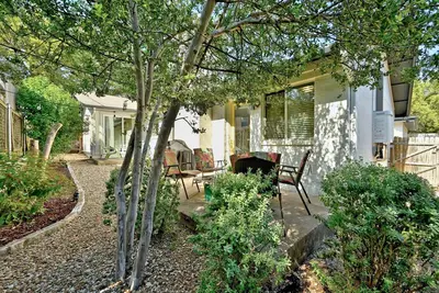 Image de Joliment mis à jour 1200sf 2br \/ 2ba dans un excellent emplacement! !