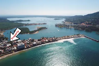 Image de Situé dans le centre de la péninsule de Barra, 1 pâté de maisons de la plage et le lagon
