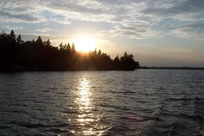 Image de Calme, Cozy Cabin sur 400 pieds de Belle lac Thunder