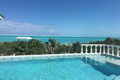 Image de Oceanfront Villa sur la plage de Grace Bay. Vues étonnantes, piscine, 4bd / 4bt. Fab Snorkeli