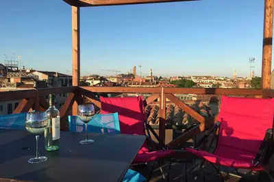 Image de Bel Appartement Art Deco avec vue imprenable de la terrasse sur le toit
