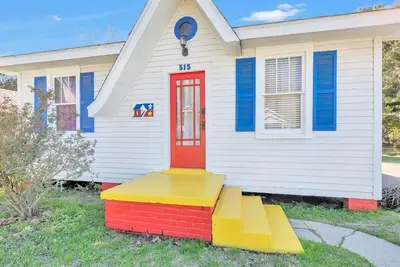 Image de Cajun Home qui peut accueillir 8 personnes confortablement et parfaitement situé pour explorer Lafayette