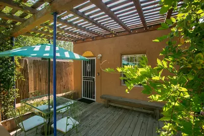 Image de Belle casita sud-ouest à distance de marche de Nob Hill historique sur la Route 66.