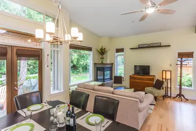 Image de Tide's Reach Cabin: Retraite forestière à seulement quelques pas de la plage de Rathtrevor