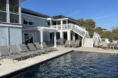 Image de Sullivan's Island Oceanfront Home avec piscine