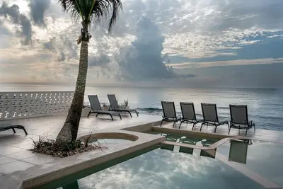 Image de Superbe maison 5/5 en bord de mer avec piscine privée et laissez-passer Omni Resort!