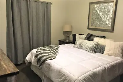 Image de Lakeside Village - Abordable - La vie est meilleure au bord du lac!