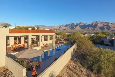 Image de Juin, juillet et août SPÉCIAL - 2 500 $. 00 5 étoiles vue sur la montagne avec piscine privée! !