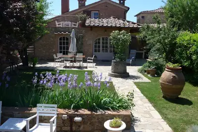 Maison lumineuse et légèrement romantique entourée de murs médiévaux et d'une piscine