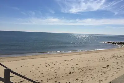 Image de Maison spacieuse et familiale avec droits de plage Popponesset Deeded