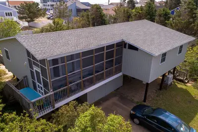 Image de Sandbridge Beach Retreat avec de grands porches filtrés