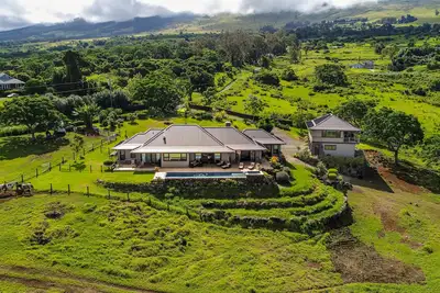 Image de Retraite De Luxe Kula Avec Une Vue Imprenable Sur L'Ocean Et La Montagne!