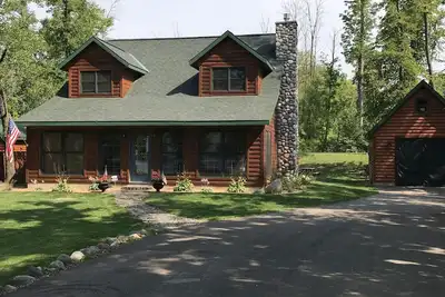 Image de Superbe maison privée sur le lac située sur la magnifique baie Cove.