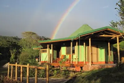 Image de Belle maison en bambou au plafond de la cathédrale sur la ferme du café près du volcan Poas