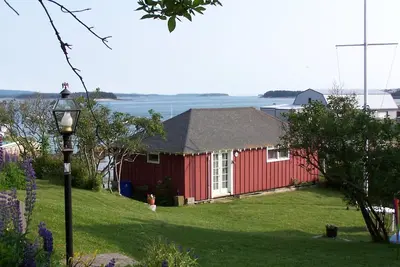 Image de Chalet en ville confortable au bord du port avec quai, 2 kayaks, à pied du centre-ville.