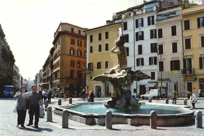 Image de vue unique sur la place Barberini, à 100 mètres de la place d'Espagne, appartement confortable