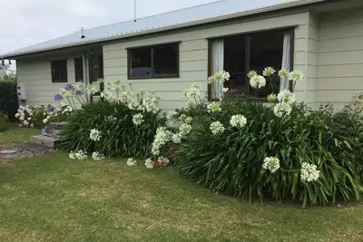 Image de Karo Cottage, Taylors Bay - confortable et douillet pour vos prochaines vacances à la plage.