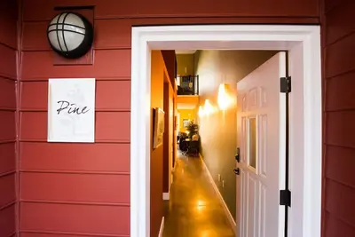 Image de Crooked Tree Guest Suites - Le Pine Suite
