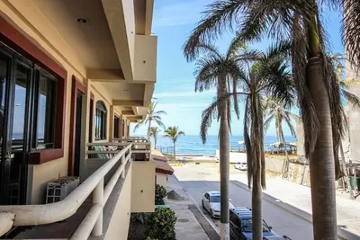 Image de Belle, confortable et bien située appartement face plage!
