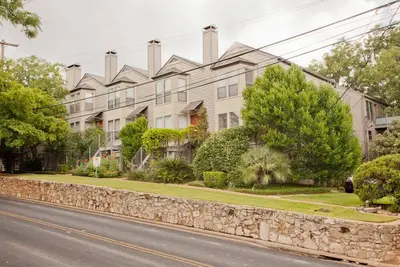 Image de Vues étonnantes du centre-ville 3/2 Townhome récemment rénové