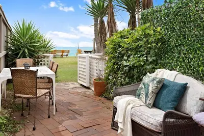 Image de Appartement en bord de mer avec terrasse privée et accès direct à la plage (A1)
