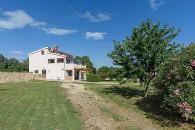 Image de Grande retraite de jardin relaxant à proximité du centre, des plages et de la campagne