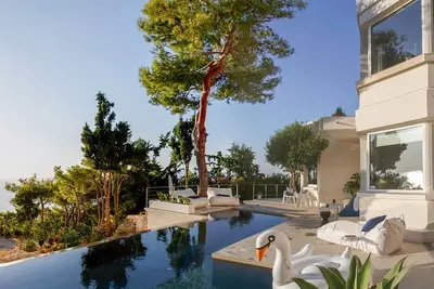 Image de Luxueux appartement à flanc de colline avec vue sur la mer et La Canée avec piscine privée.