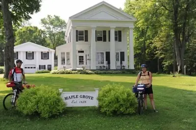 Image de Luxe Carriage House Maple Grove Estate