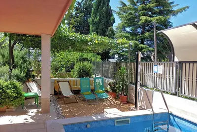 Image de belle ambiance devant la piscine